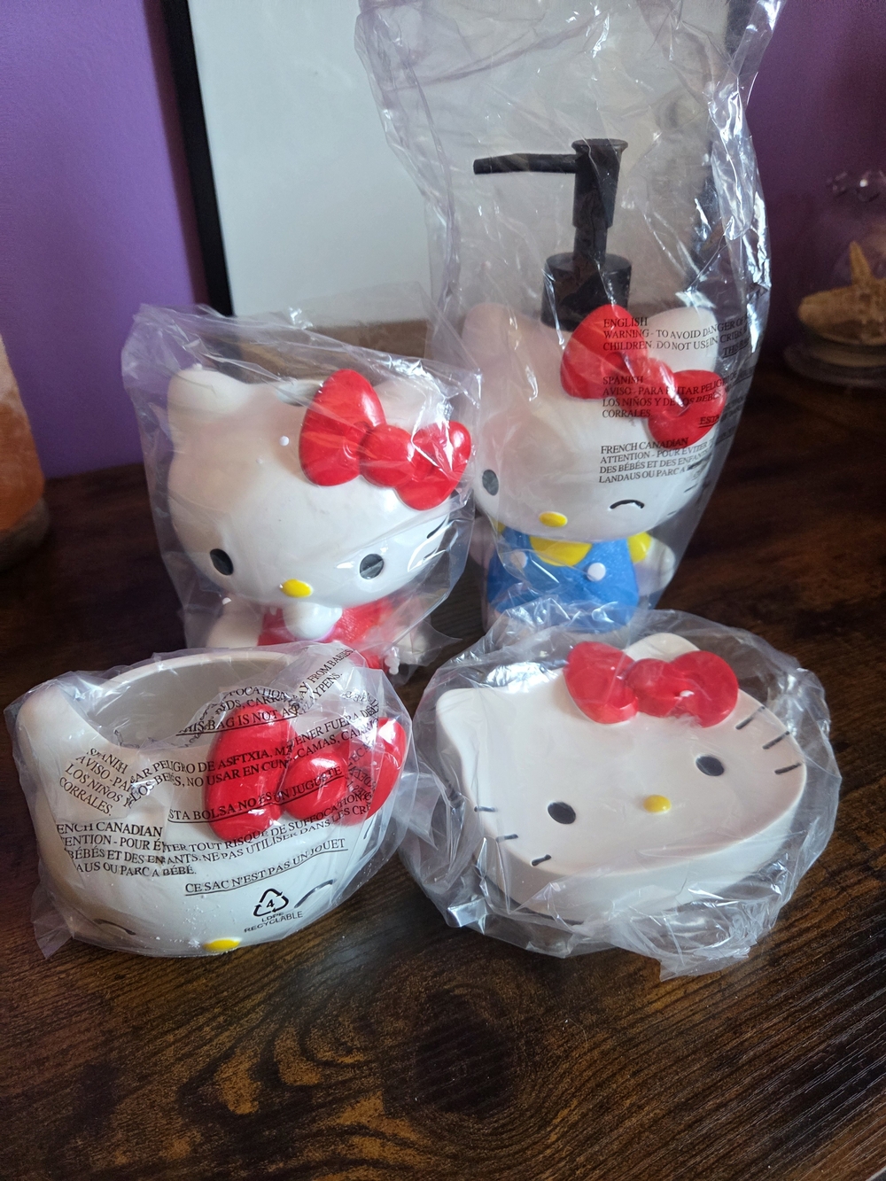 Hello Kitty Ceramic Figure Bathroom Set. - Picture 8 of 8